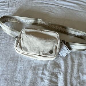 lululemon Everywhere Belt Bag 1L
*Wordmark Cream/white